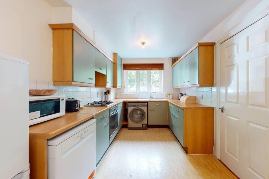 Super 2 Bed House With Privategarden Apartment London Exterior photo